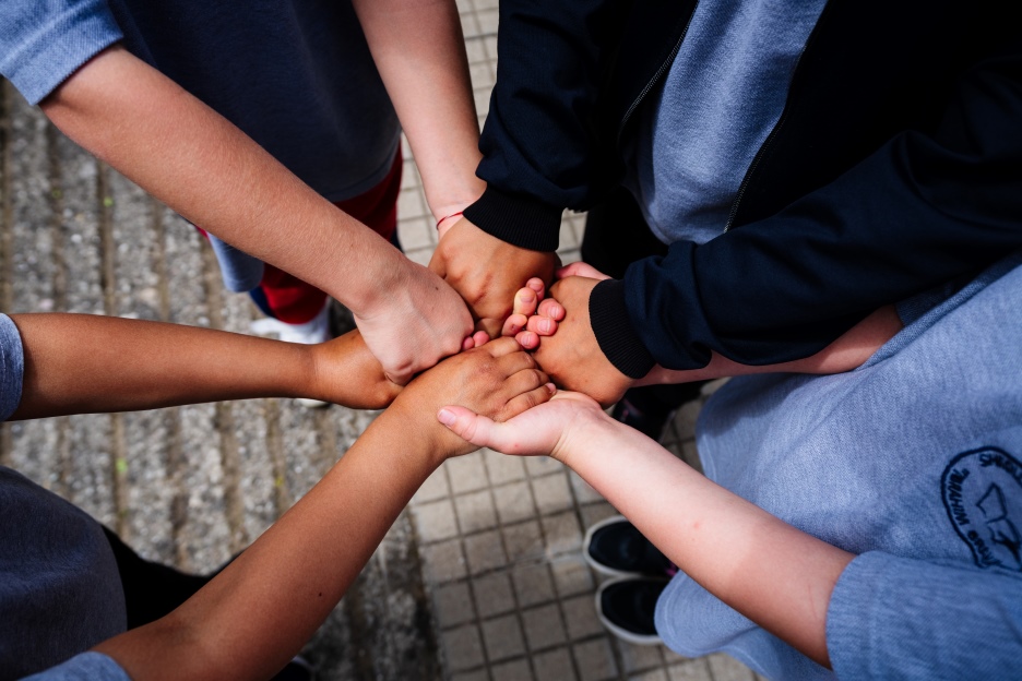 Kinder halten sich an der Hand