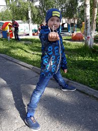 Antons Sohn auf einem Straßenfest in Kandalaksha