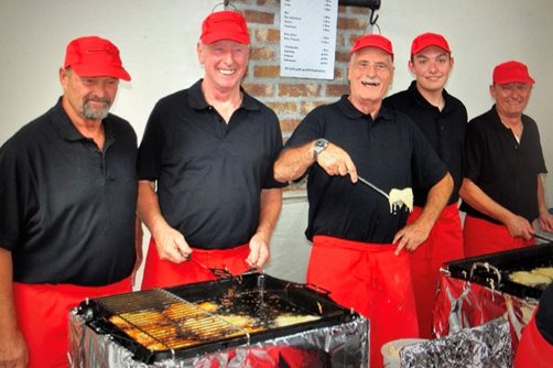 Fröhliche Reibekuchenbäcker. Foto: Privat