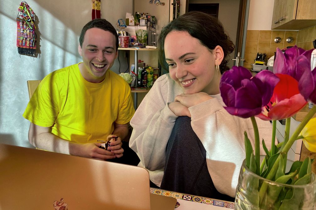 Sich engagieren - das geht online auch mit Abstand: Mit dem Erlös aus Webniaren für den guten Zweck unterstützen die Jugendlichen von "YouthBridge" die SOS-Kinderdörfer. Das Foto zeigt Jugendleiterin Sofija Pavlenko und ihr Bruder Arseniy.