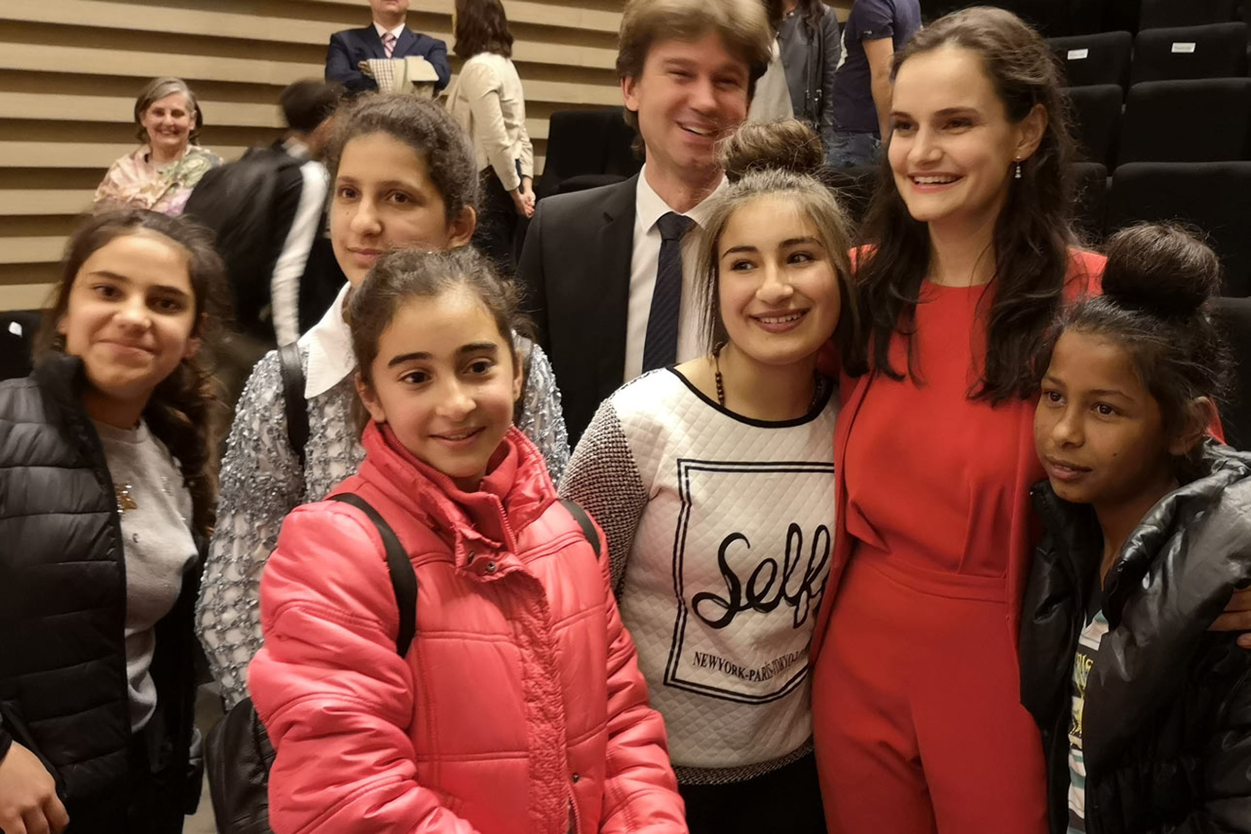 Star-Cellistin Raphaela Gromes mit SOS-Kindern