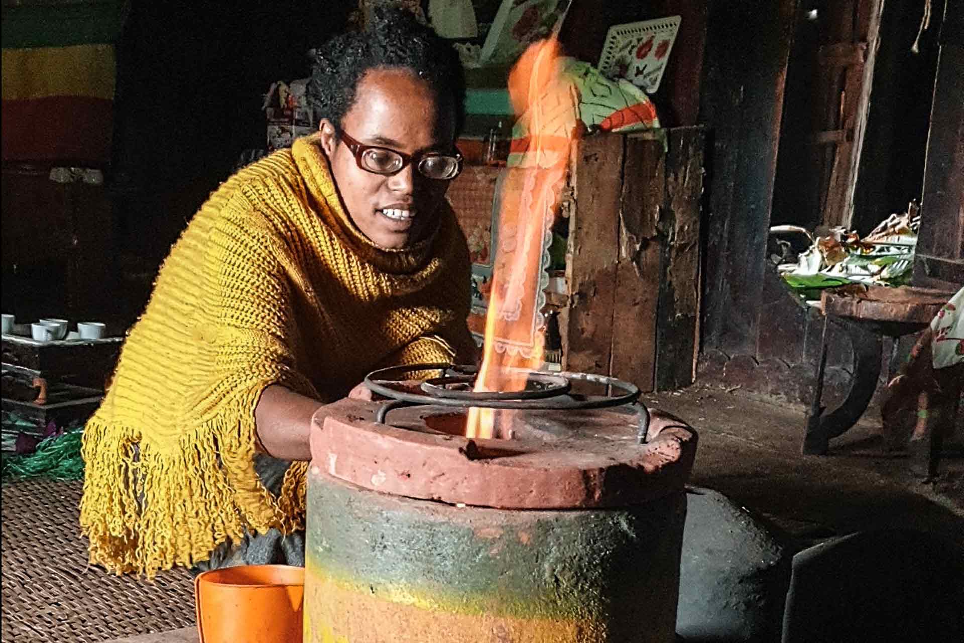 Frau kocht mit Impacc Stove - Foto: Katharina Ebel