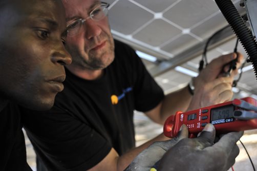 Techniker an der neuen Solaranlage