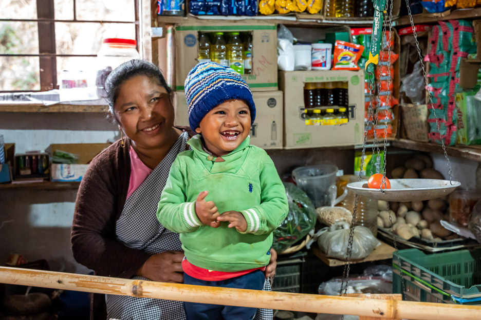Mutter mit Kind in kleinem Laden in Indien. Foto: Lydia Mantler