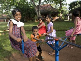 Spielende SOS-Kinder im Kinderdorf auf Sri Lanka