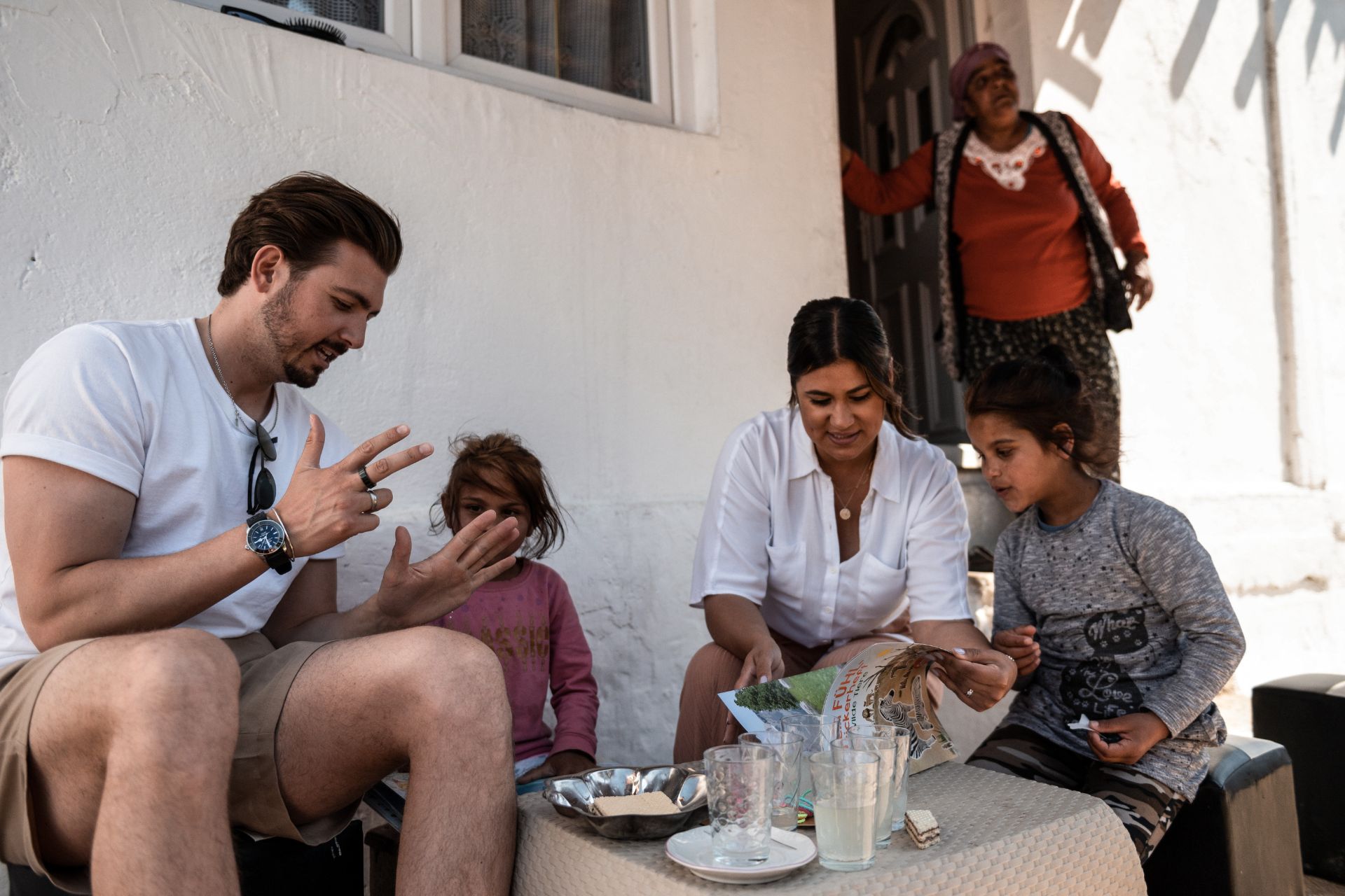 Chris Wackert und Steffi Brungs besuchen eine Familie in Nordmazedonien. Foto: SOS-Kinderdörfer