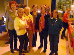 Herta Bitzer und Damen des Kreativkreises