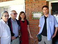 Neuer Lebensmut durch Engage- ment: Familie Schildmacher vor dem neuen SOS-Haus