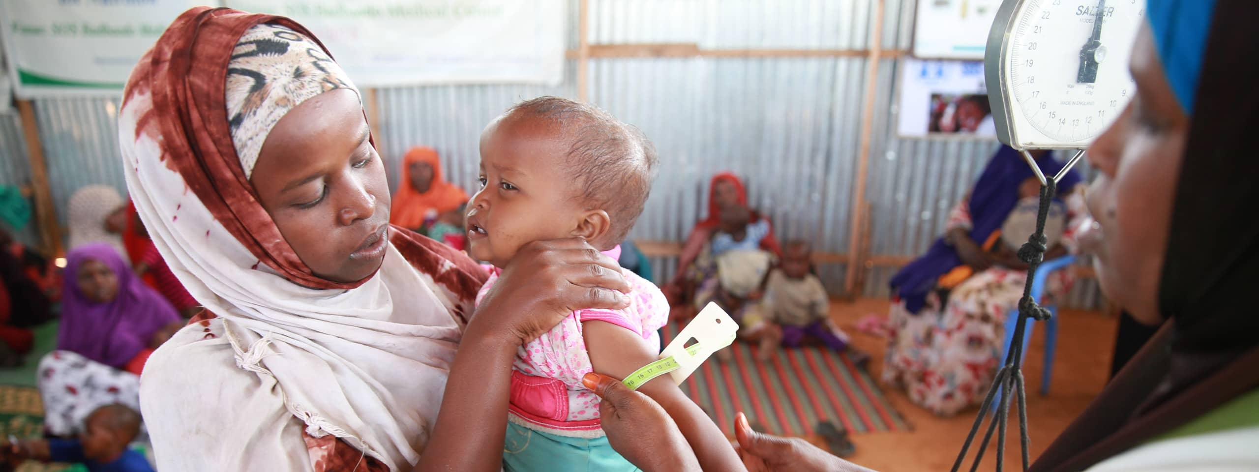 Ist das Ärmchen zu dünn? Ein Kind wird in der SOS-Klinik in Badbado, Somalia, auf Mangelernährung untersucht. Foto: On Screen Productions / Kevin Ouma