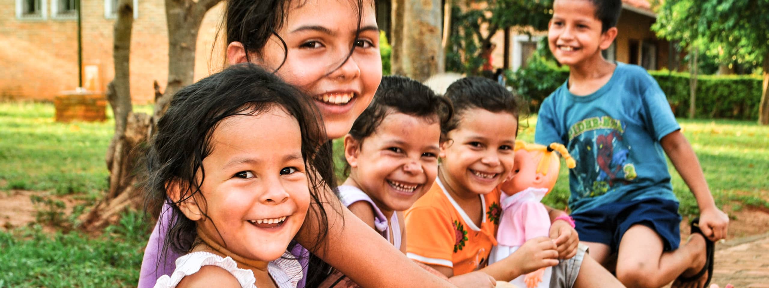 Lachende Kinder aus Paraguay