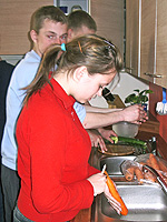 In der Jugendeinrichtung kochen die Jugendlichen selbst