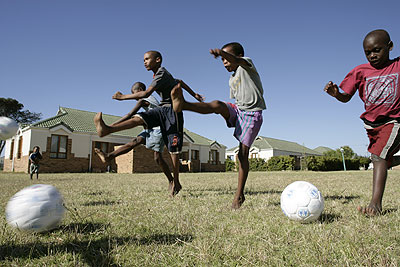 Fußballspielende Kinder im SOS-Kinderdorf Kapstadt, Südafrika