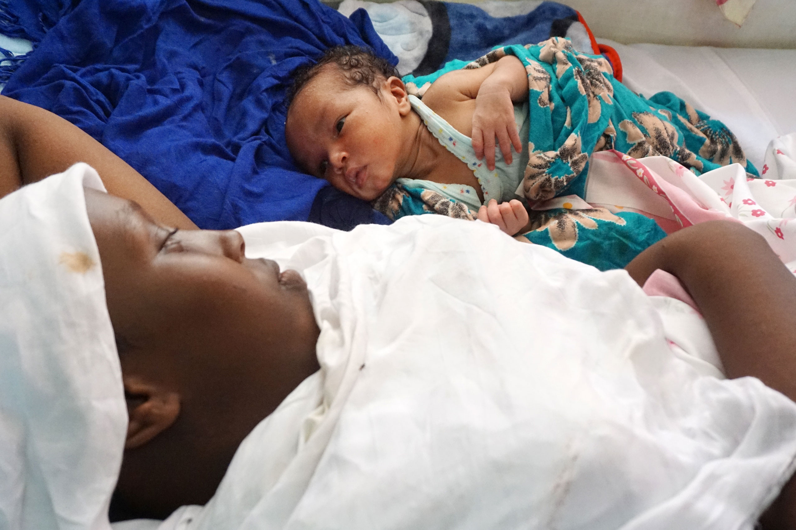 Eine Mutter mit ihrem Baby in der SOS-Klinik in Mogadischu.