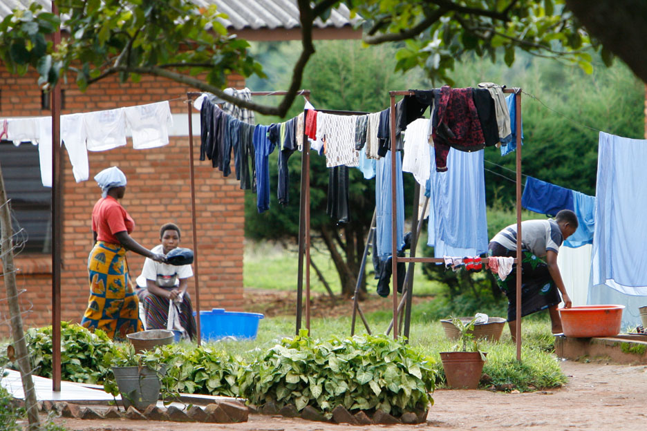 Burundi: Mütter hängen Wäsche zum Trocknen. Foto: Helle Aasand