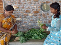 Lakshmi hilft ihrer SOS-Mutter beim Kochen