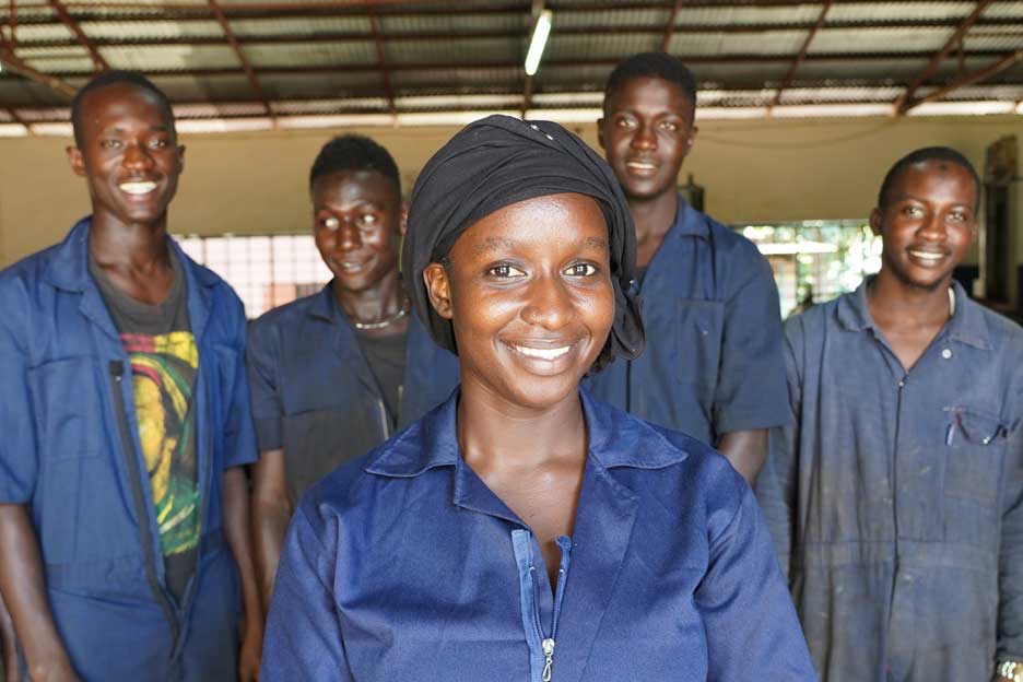 Auszubildende im Berufsausbildungszentrum der SOS-Kinderdörfer in Bakoteh, Gambia - Foto: Philipp Hedemann