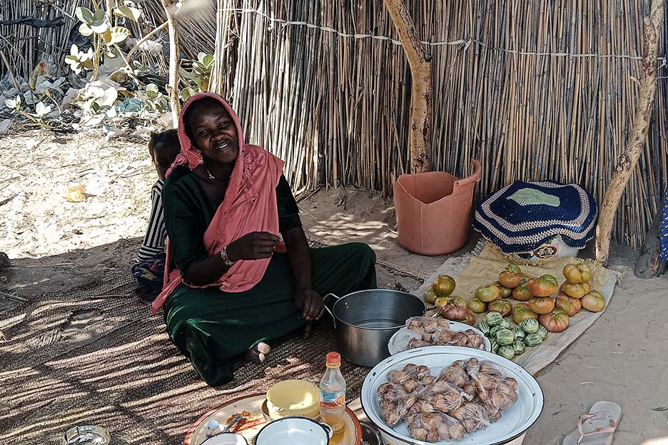 Eine Binnengeflüchtete im Tschad hat sich ein eigenes kleines Gewerbe aufgebaut.