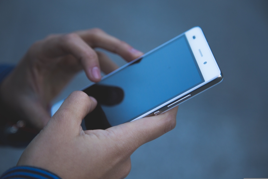 Ein Smartphone, das von Kinderhänden bedient wird. Foto: pixabay