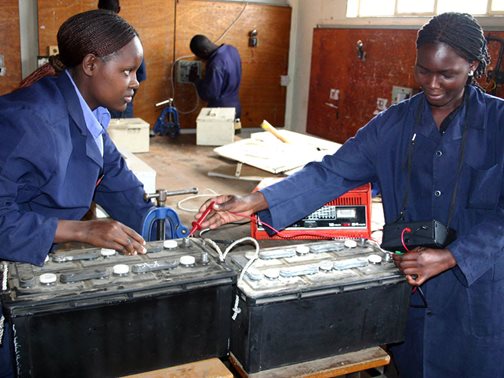 Ausbruch aus dem Teufelskreis der Beschneidung: Diese Mädchen aus Kenia machen eine Ausbildung zur Elektrikerin. Foto: SOS-Archiv