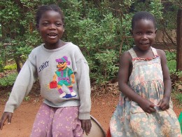 Zwei Mädchen im SOS-Kinderdorf Gulu