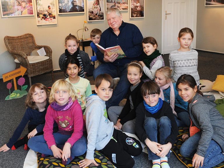 Rainer Hunold liest vor Kindern in Berlin