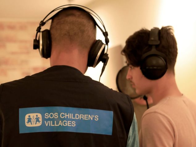 Unbegleiteter minderjähriger Flüchtling mit einem Betreuer der SOS-Kinderdörfer