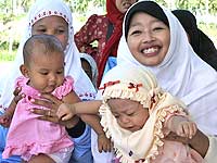 Überlebende von Gampong Cot - das Baby links kam während der Flut zur Welt. 