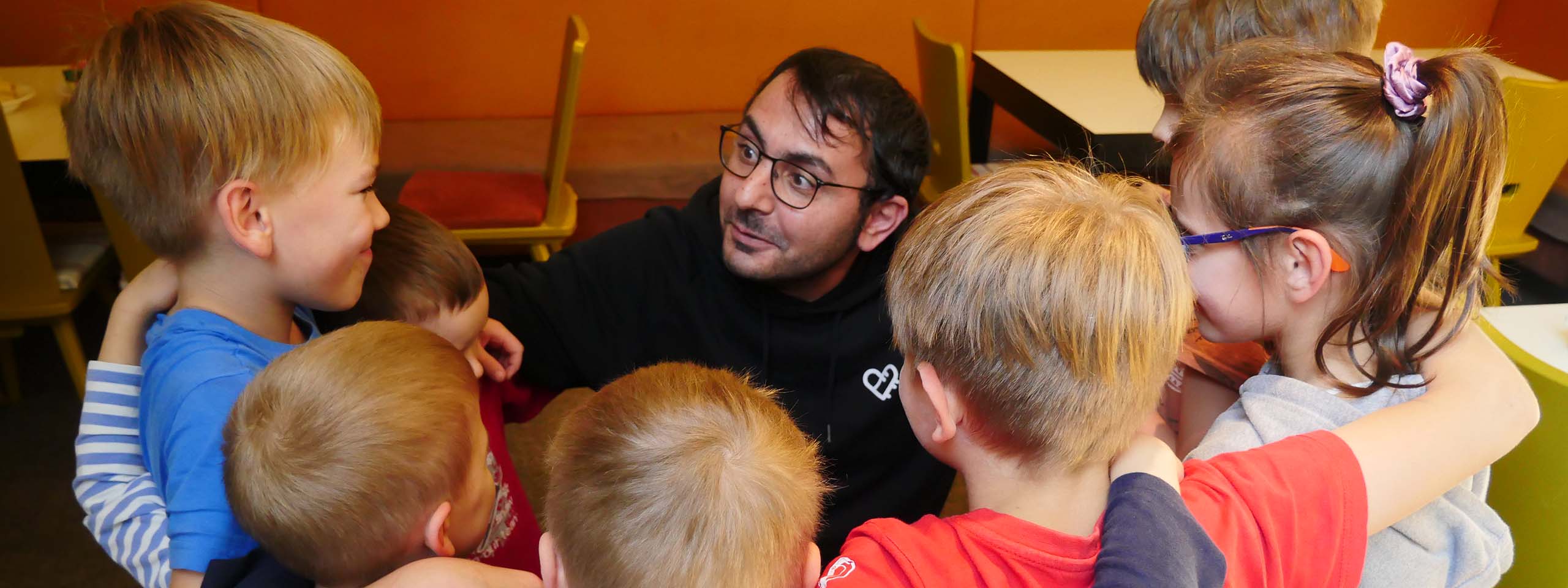 Efendi Onay mit einer Gruppe von Kindern 