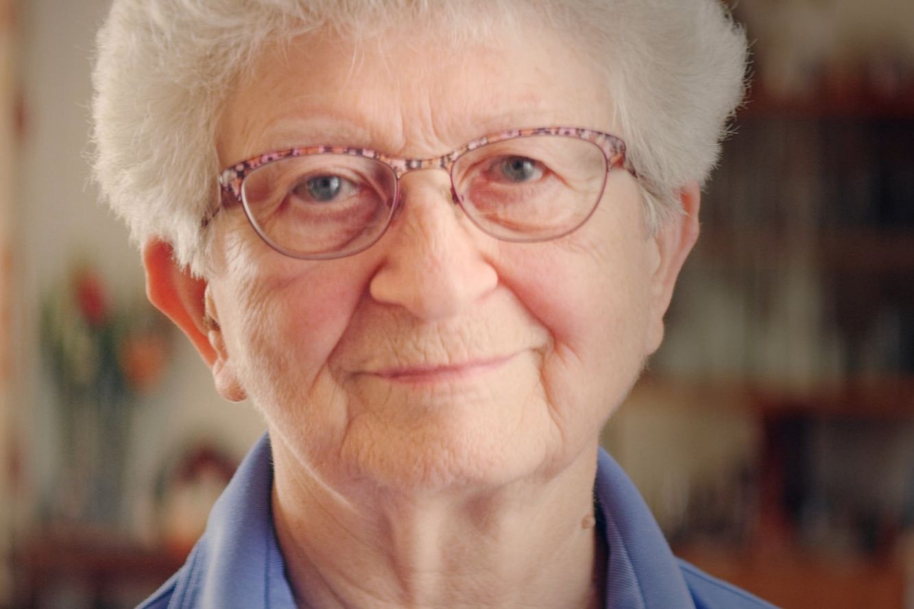 Maria möchte, dass ihr Erbe an Kinder in Not geht. 