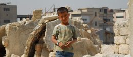 Syrien: Junge vor Trümmern