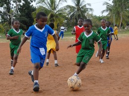 SOS-Kinder in Tema spielen Fußball