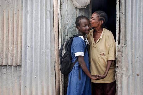 Mädchen auf dem Weg zur Schule. Die SOS-Familienhilfe in Nairobi ermöglicht ihr Zugang zu Bildung. Foto: Marieantonietta Peru