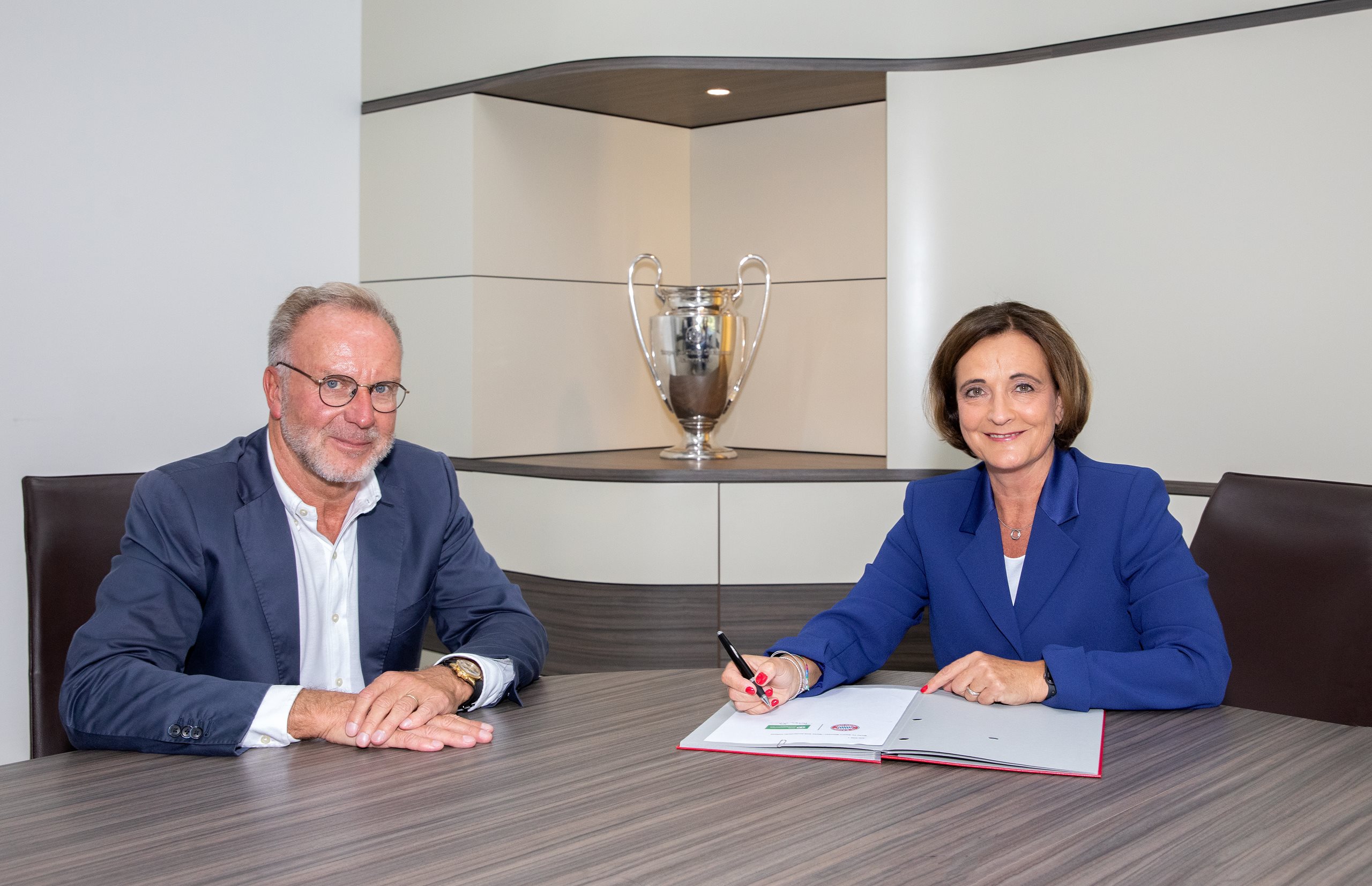 Vetragsunterzeichnung SOS Kinderdoerfer FC Bayern Muenchen_Rummenigge_Horn Foto FC Bayern Muenchen
