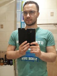 SOS-Mitarbeiter Anton Bakanin nimmt ein Selfie im Badezimmer auf.