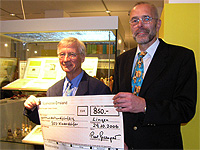 Paul Graupner (li) bei der Scheckübergabe für das 