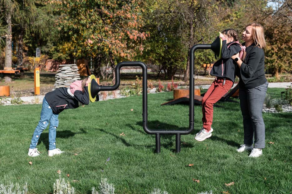 Kinder und Pflegemutter auf dem Spielplatz