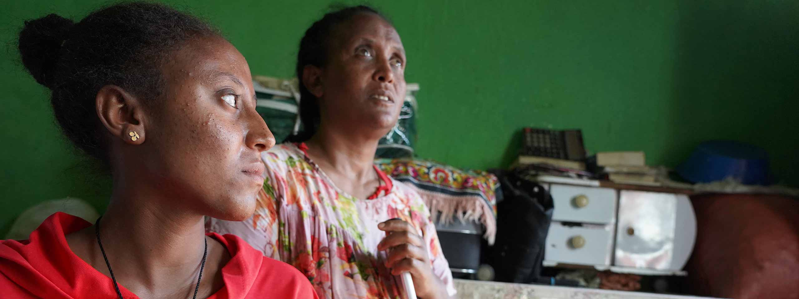 Jugendliche und ihre blinde Mutter in Trigray, Äthiopien