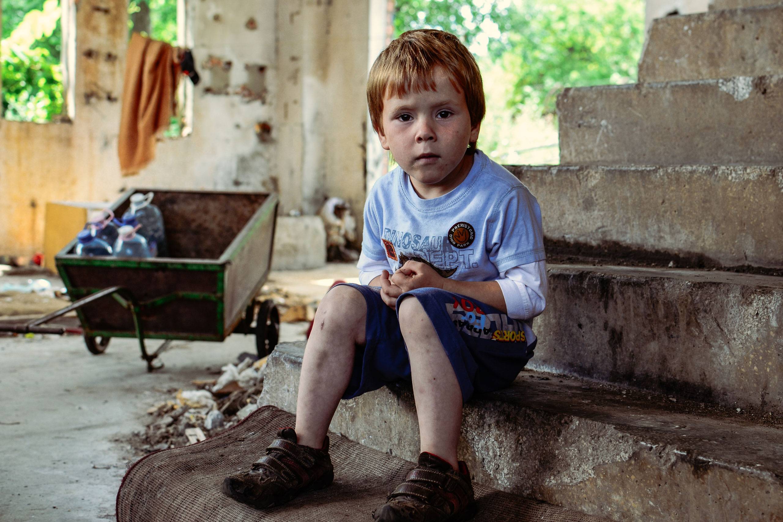 Armutszeugnis: Kinder ohne intakte Familie haben keine Lobby. Die SOS-Kinderdörfer setzen sich für die Verabschiedung von Gesetzen ein, die benachteiligte Kinder, wie diesen Jungen aus Rumänien, schützen. Foto: Katerina Iliewska