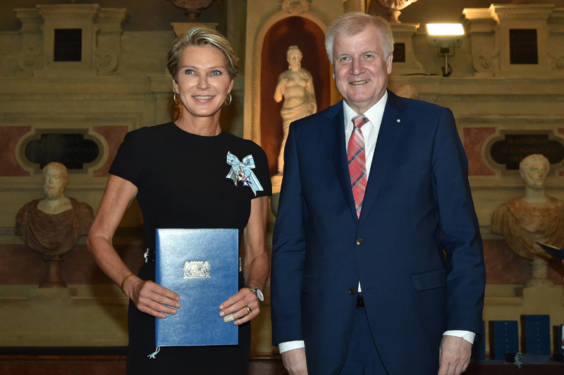 Horst Seehofer verleiht Gräfin Bruges-von Pfuel 2016 den Bayerischen Verdienstorden.