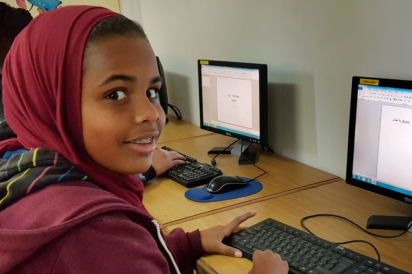 Mädchen aus Jordanien lernt am Tablet-PC