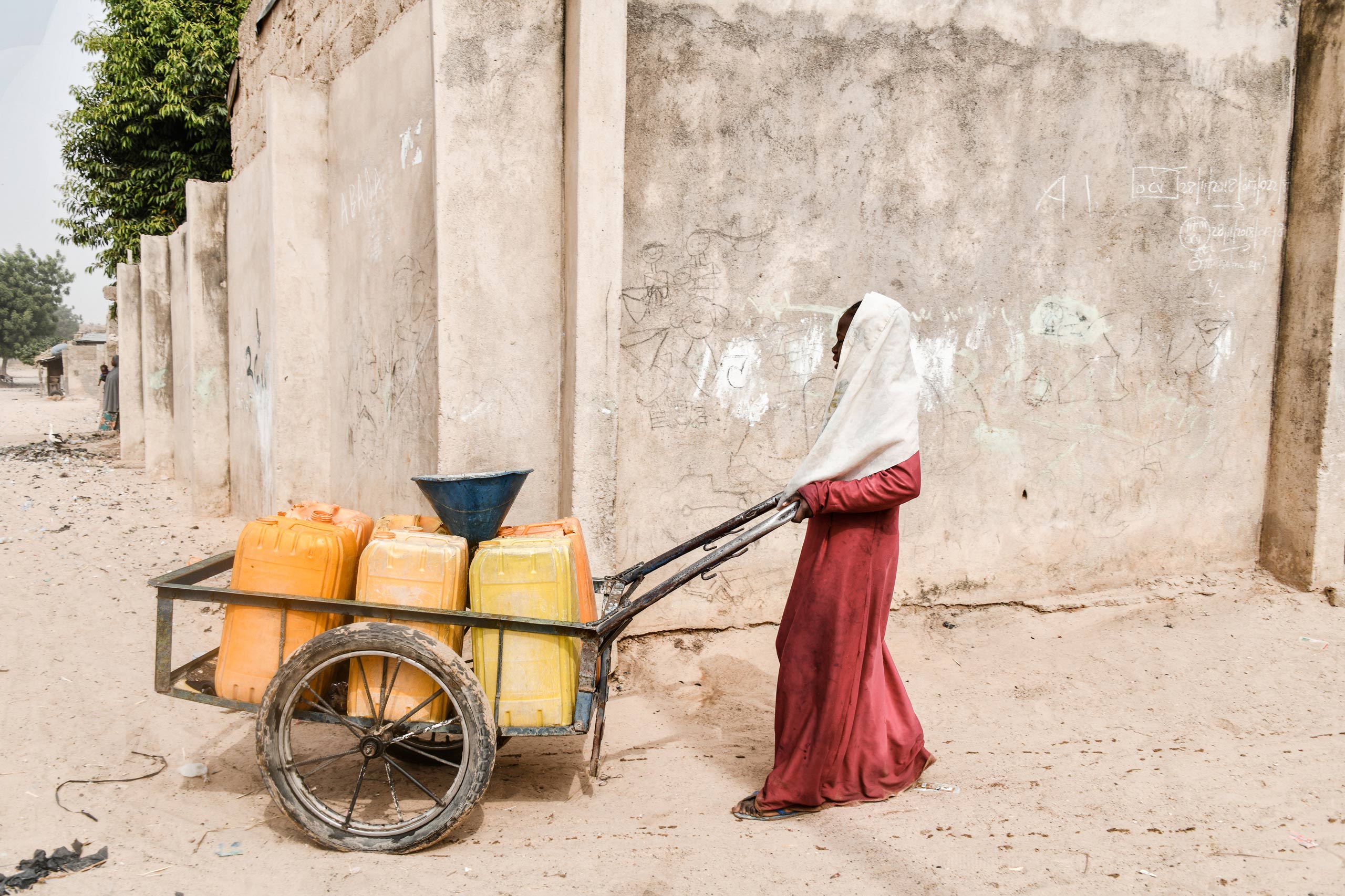 Mädchen auf fast menschenleerer Straße in Nigeria 2018. Foto: Moshood Raimi