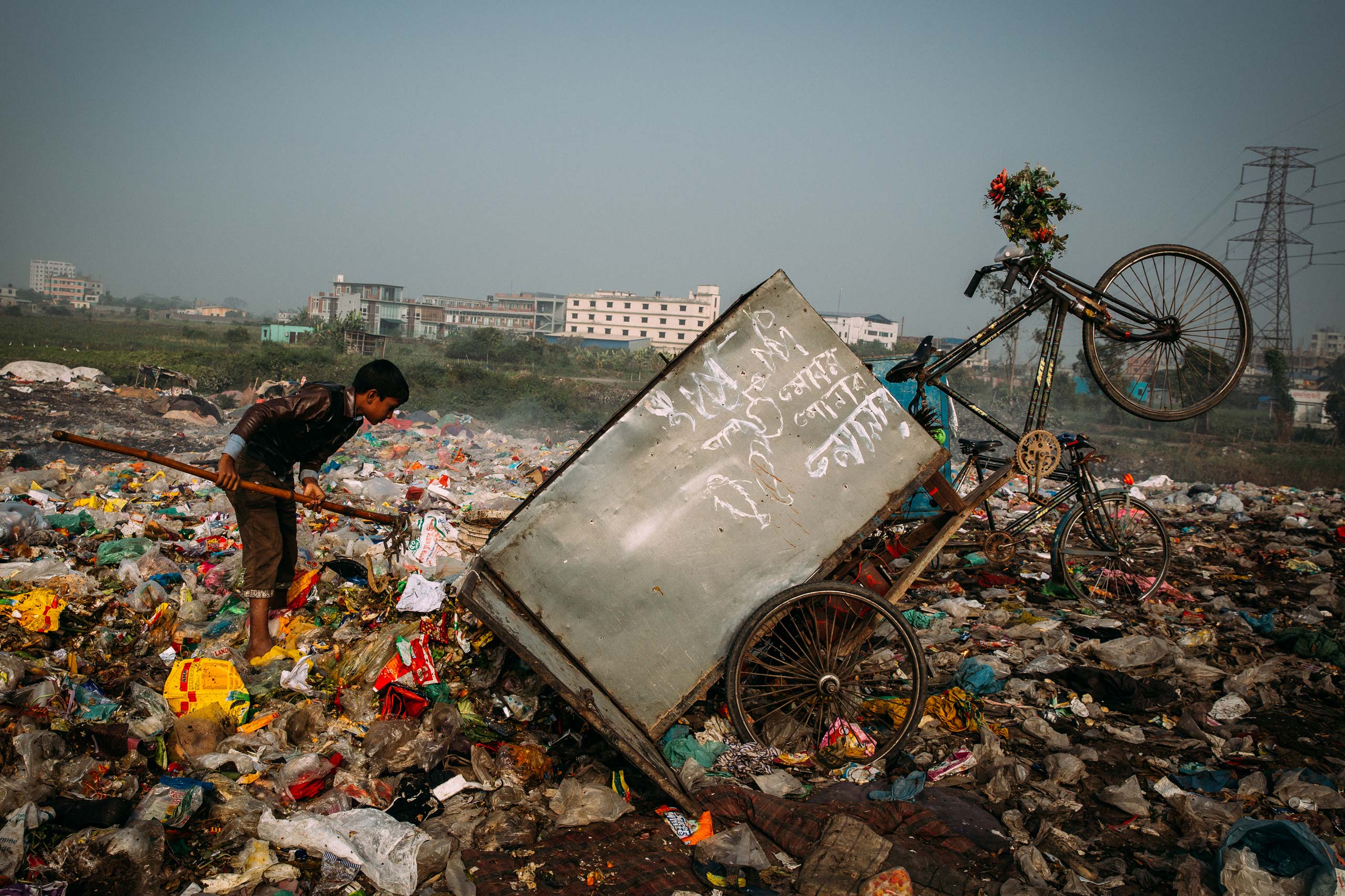 Junge auf einer Müllhalde in Dhaka, Bangladesch, sucht nach recyclingfähigem Plastik. Foto: Alea Horst