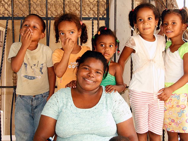 Reina und Kinder aus dem SOS-Kindergarten Santiago