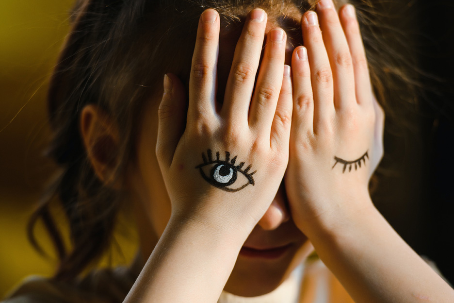 Mädchen hält sich Augen zu. Foto: Pexels/Anastasia Shuraeva