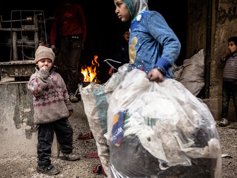Syrische Kinder in zerstörtem Umfeld