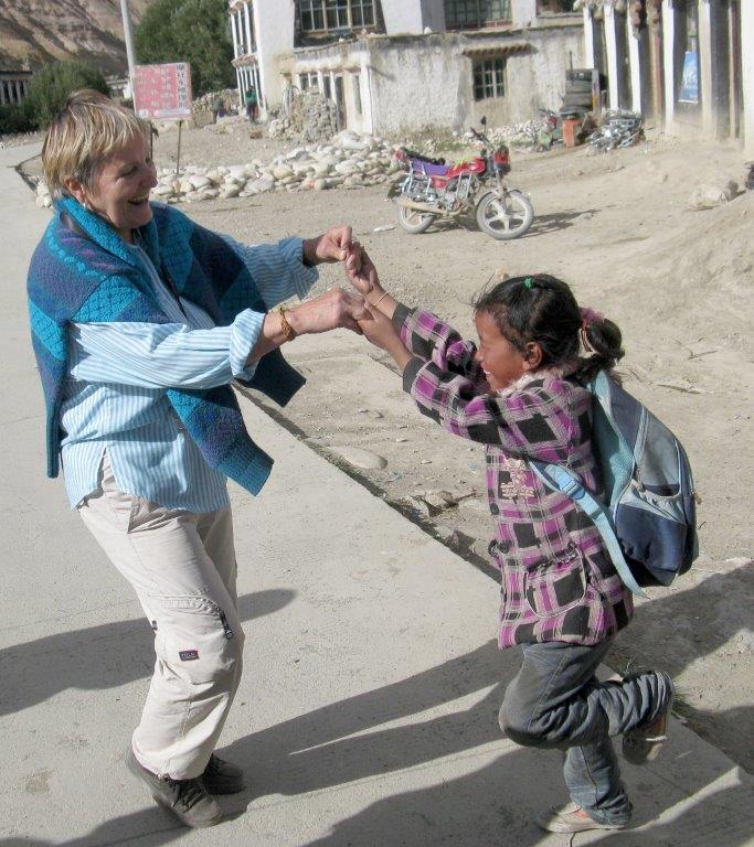 Frau Bodingbauer tanzte auf ihrer Reise nach Nepal mit Kindern auf der Straße.