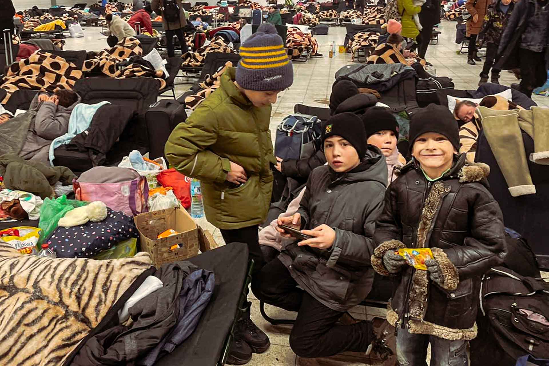 Ukrainische Kinder an der Grenze auf dem Weg nach Polen. Foto: SOS-Kinderdörfer Polen