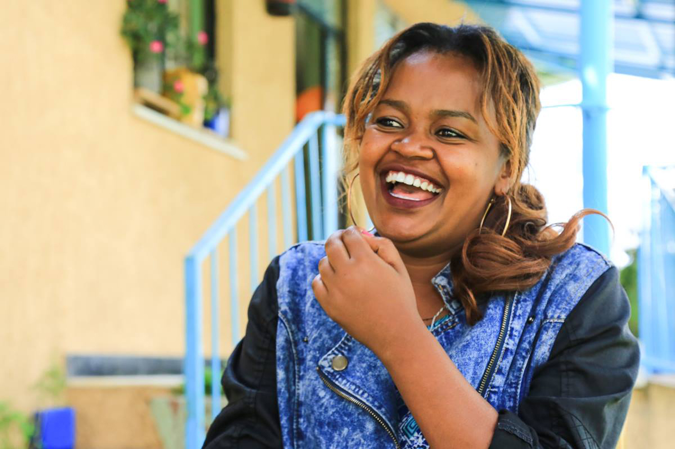 Zurück in ihrer Heimat: Masresha vor dem Familienhaus im SOS-Kinderdorf Addis Abeba, in dem sie aufgewachsen ist. Foto: Tom Maruko