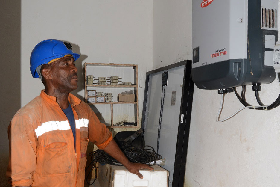Techniker wartet ein Modul einer Solaranlage. Foto: SOS-Kinderdörfer Tansania