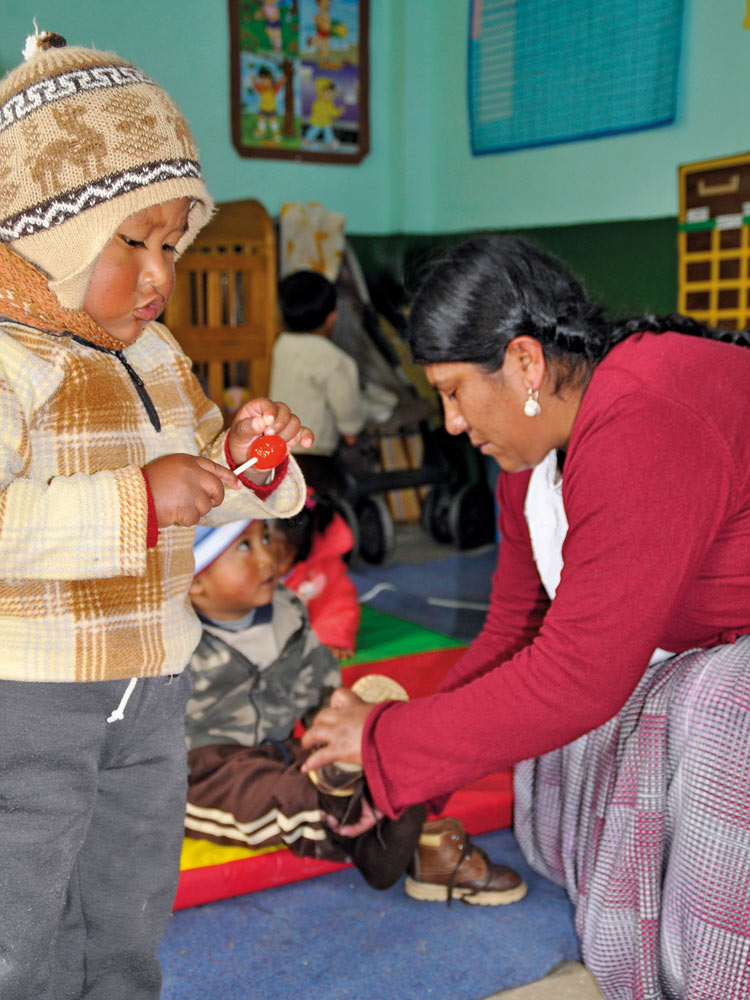 Kind und Betreuerin in Bolivien